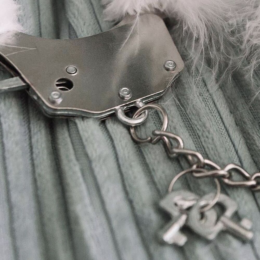 Наручники металеві adrien lastic handcuffs white з білим пухнастим оздобленням Наручники металеві adrien lastic handcuffs white з білим пухнастим оздобленням
