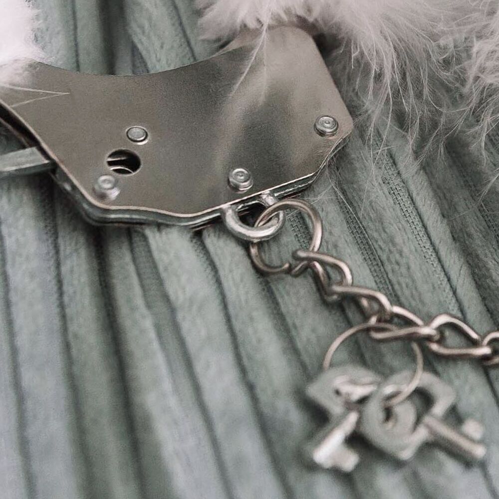 Наручники металеві adrien lastic handcuffs black з чорним пухнастим оздобленням Наручники металеві adrien lastic handcuffs black з чорним пухнастим оздобленням