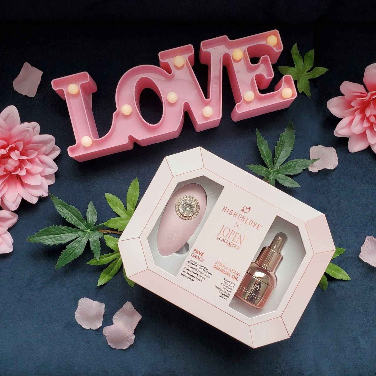 Подарунковий набір highonlove & jopen: objects of desire (краплі для клітора і вібратор з кристалами) Подарунковий набір highonlove & jopen: objects of desire (краплі для клітора і вібратор з кристалами)